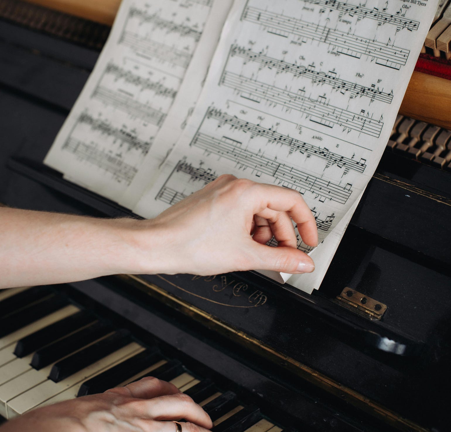 Kostenloses Stock Foto zu akkorde, akustisches klavier, aufführung