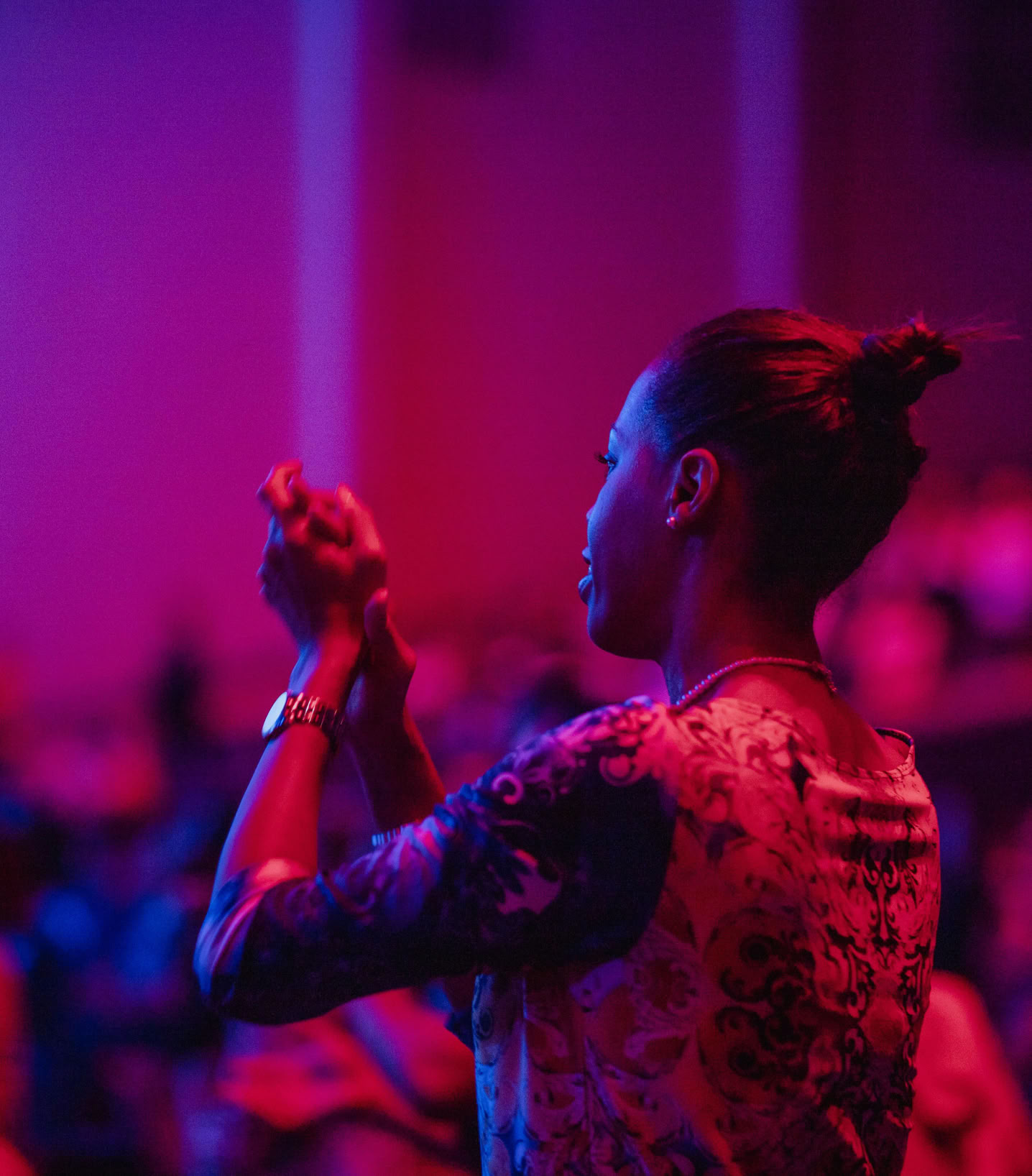 Frau Klatscht In Die Hände